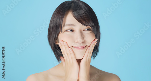 顔をマッサージする女性 スキンケアイメージ