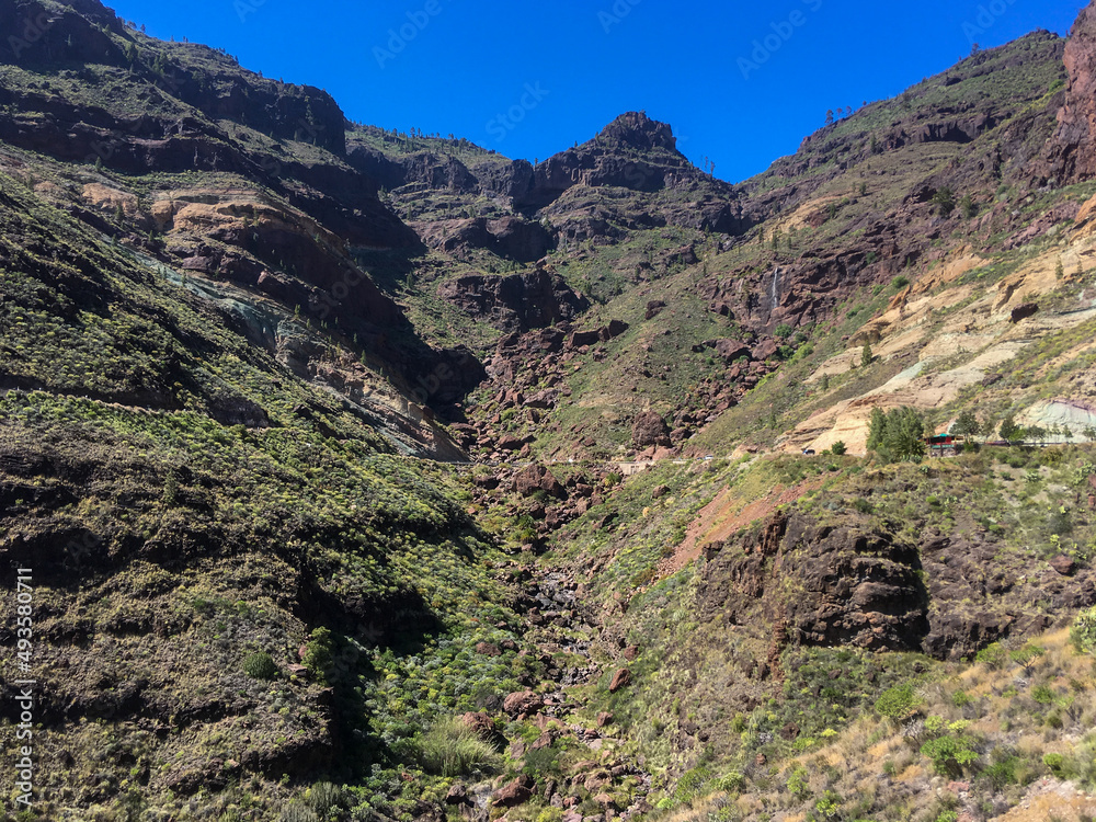 Barranco del Medio desde el mirador de Azulejos. En este lugar las aguas forman los llamados charcos azules, debido a la coloración del agua por la arcilla volcánica, Islas Canarias, España. Barranco del Medio desde el mirador de Azulejos. En este lugar las aguas forman los llamados charcos azules, debido a la coloración del agua por la arcilla volcánica, Islas Canarias, España.