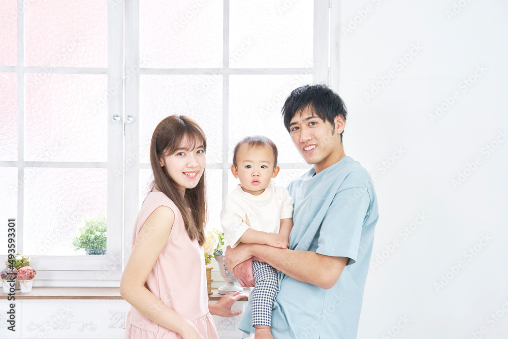 家族ポートレート　夫婦と赤ちゃん　カメラ目線