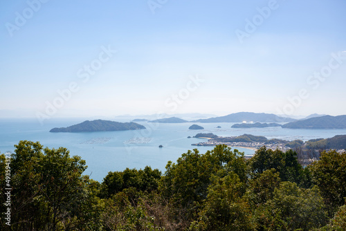 倉橋島から眺める呉市の風景と広島市を望む瀬戸内海 © apiox
