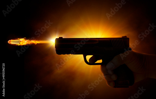 Photographie hand gun fire flying bullet