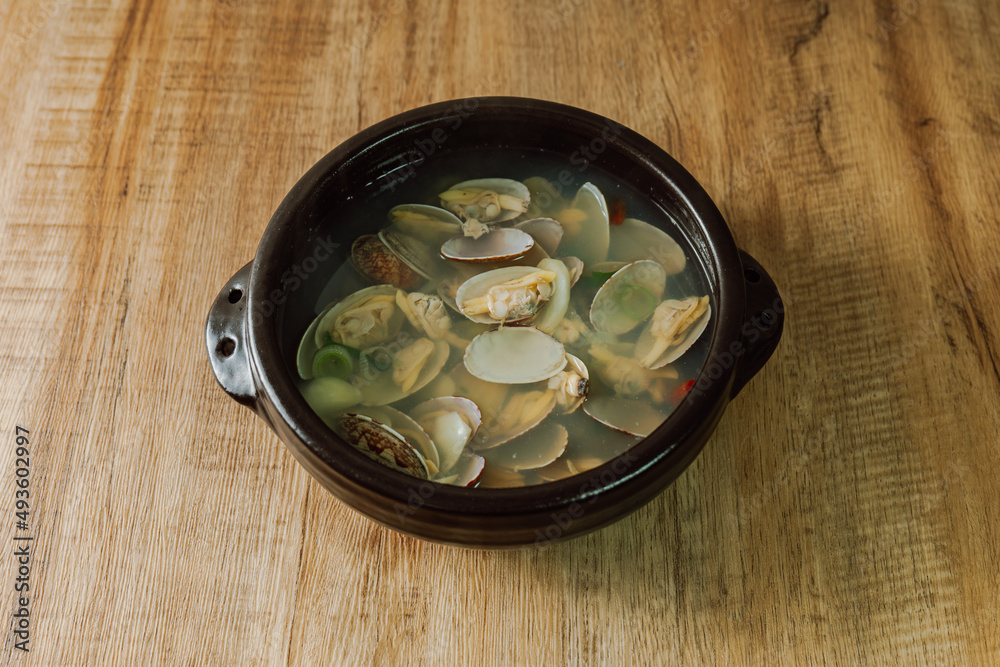 bajirakjogaetguk, a soybean soup featuring cleaned baby clams and radish. Bean curd, chili pepper, and other ingredients may be added according to one’s preference. Using a seafood stock produces a ri bajirakjogaetguk, a soybean soup featuring cleaned baby clams and radish. Bean curd, chili pepper, and other ingredients may be added according to one’s preference. Using a seafood stock produces a ri