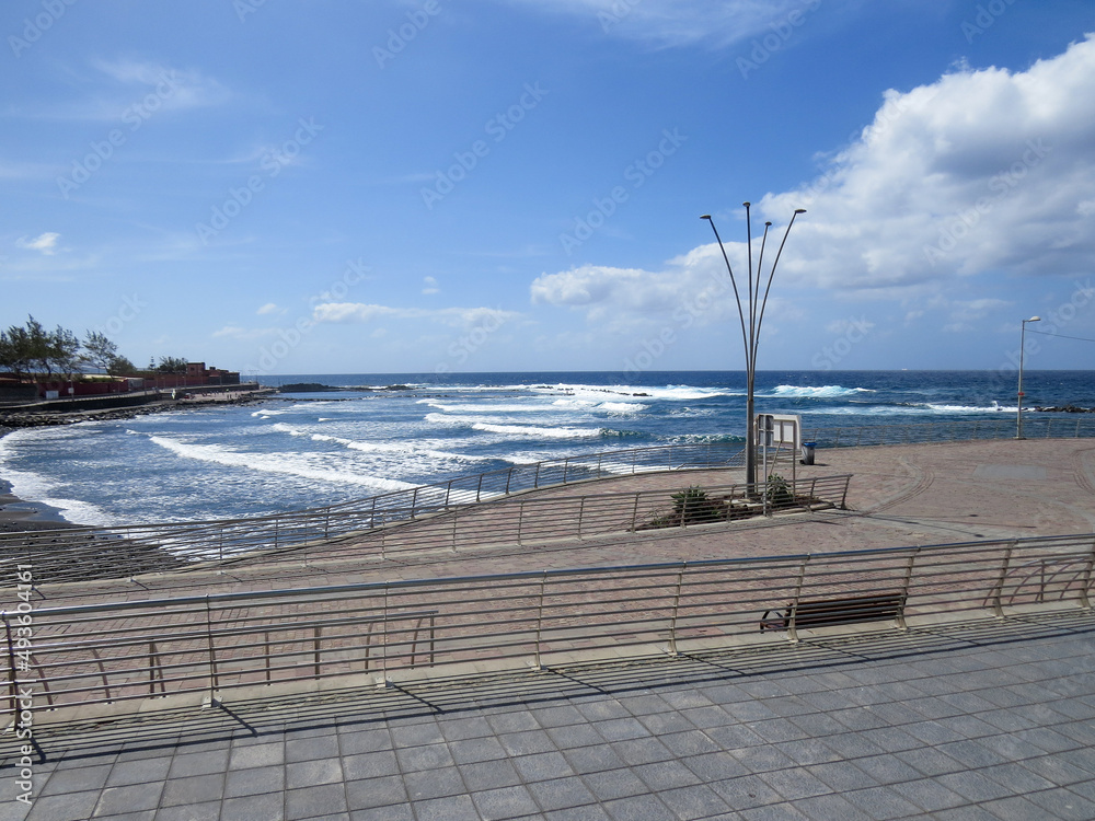 Obraz premium El paseo marítimo de El Puertillo, localidad del norte de la isla de Gran Canaria, España. Olas costeras en un día tranquilo y sin apenas viento.