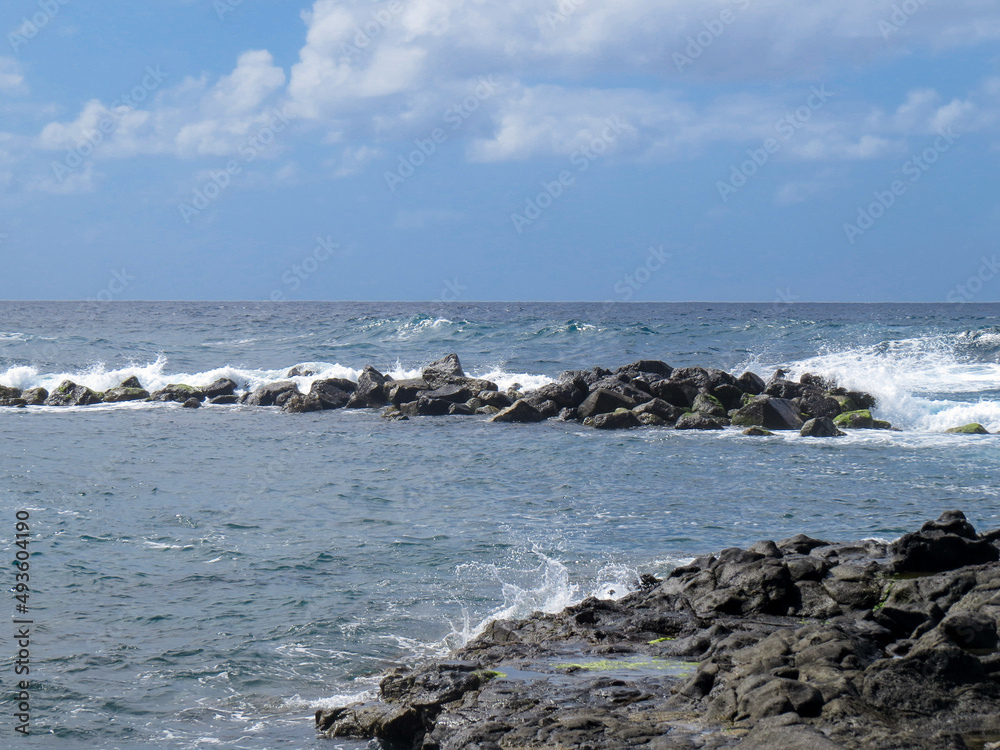 Paisaje costero de la localidad de El Puertillo, Isla de Gran Canaria, España. Paisaje agreste modelado por las olas sobre las rocas volcánicas. Paisaje costero de la localidad de El Puertillo, Isla de Gran Canaria, España. Paisaje agreste modelado por las olas sobre las rocas volcánicas.