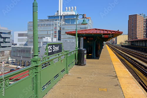 Foto Subway station 125th street in New York City in spring