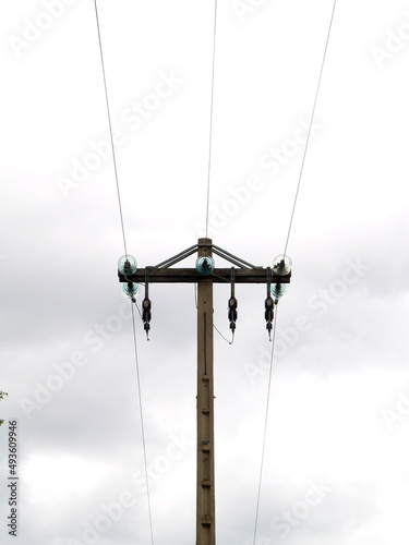 Poste eléctrico con cables de alta tensión