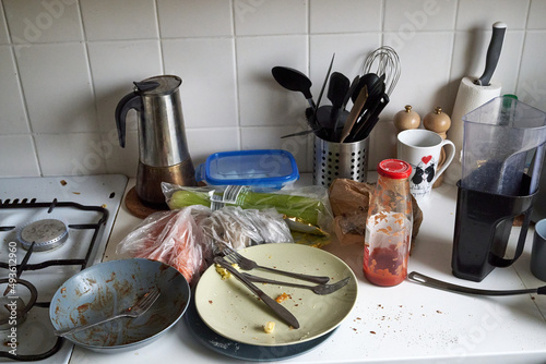 Obraz na płótnie Dirty plates, cutlery, kitchen utensils after cooking in a white kitchen w salonie