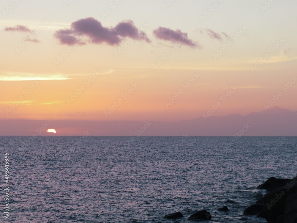 Atardecer desde Puerto Mogán en la isla de Gran Canaria y la silueta de la isla de Tenerife en el horizonte. Sol, océano Atlántico y una hermosa puesta de sol.
