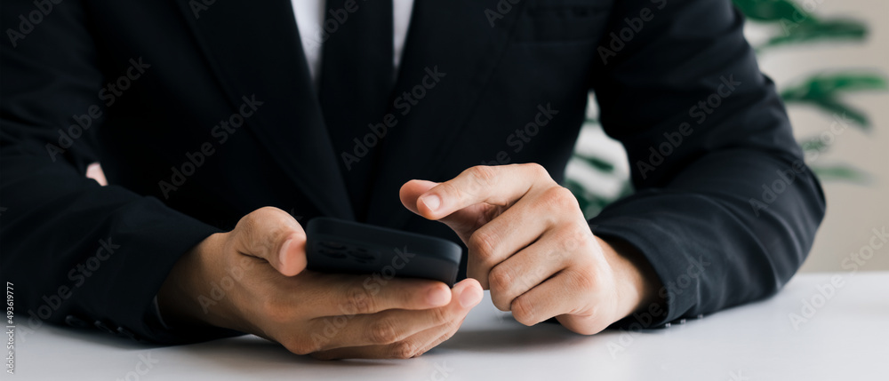 Businessmen use smartphones for business And looking for online sales information, the concept of doing online business.