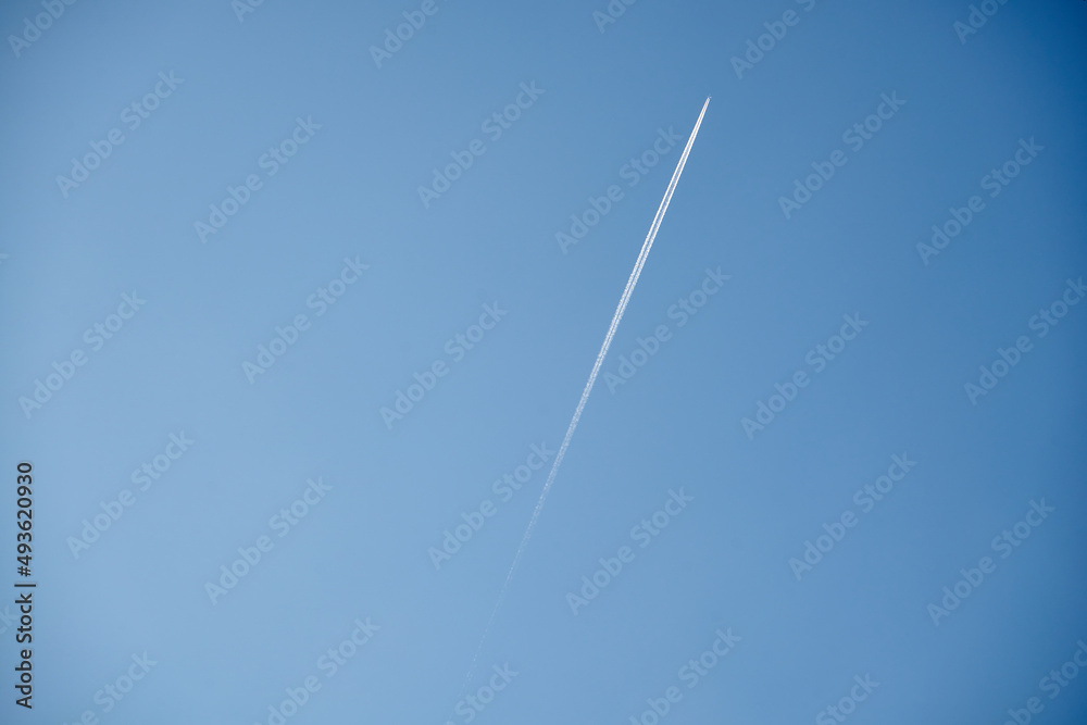 samolot, odrzutowiec, na tle niebieskiego nieba, smuga kondensacyjna - obrazy, fototapety, plakaty 
