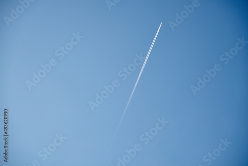 samolot, odrzutowiec, na tle niebieskiego nieba, smuga kondensacyjna