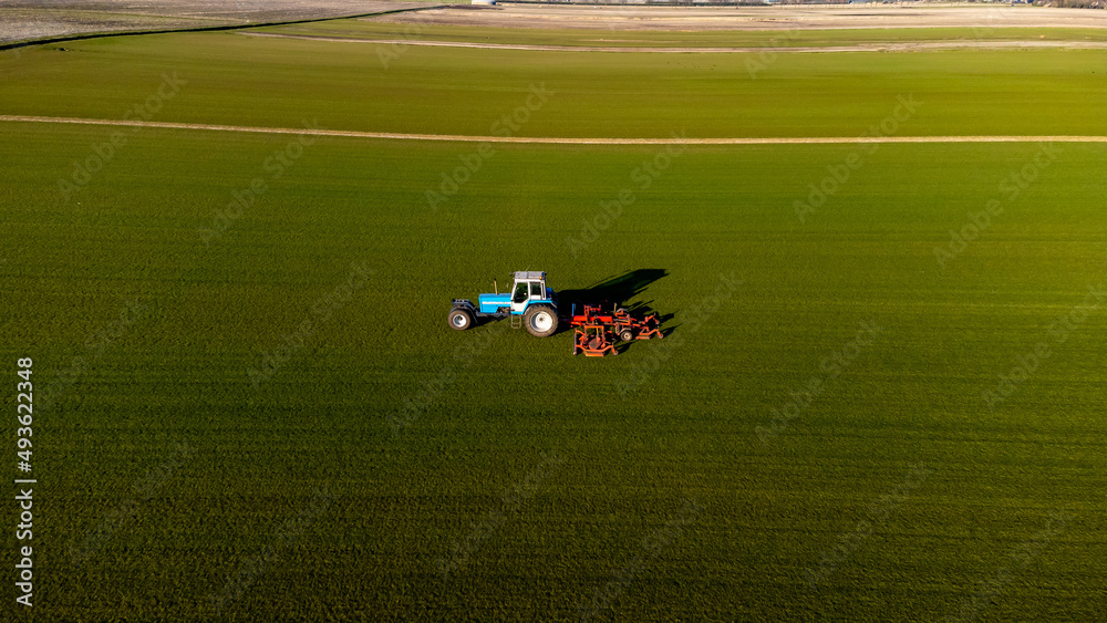Traktor koszący trawę, zdjęcie lotnicze