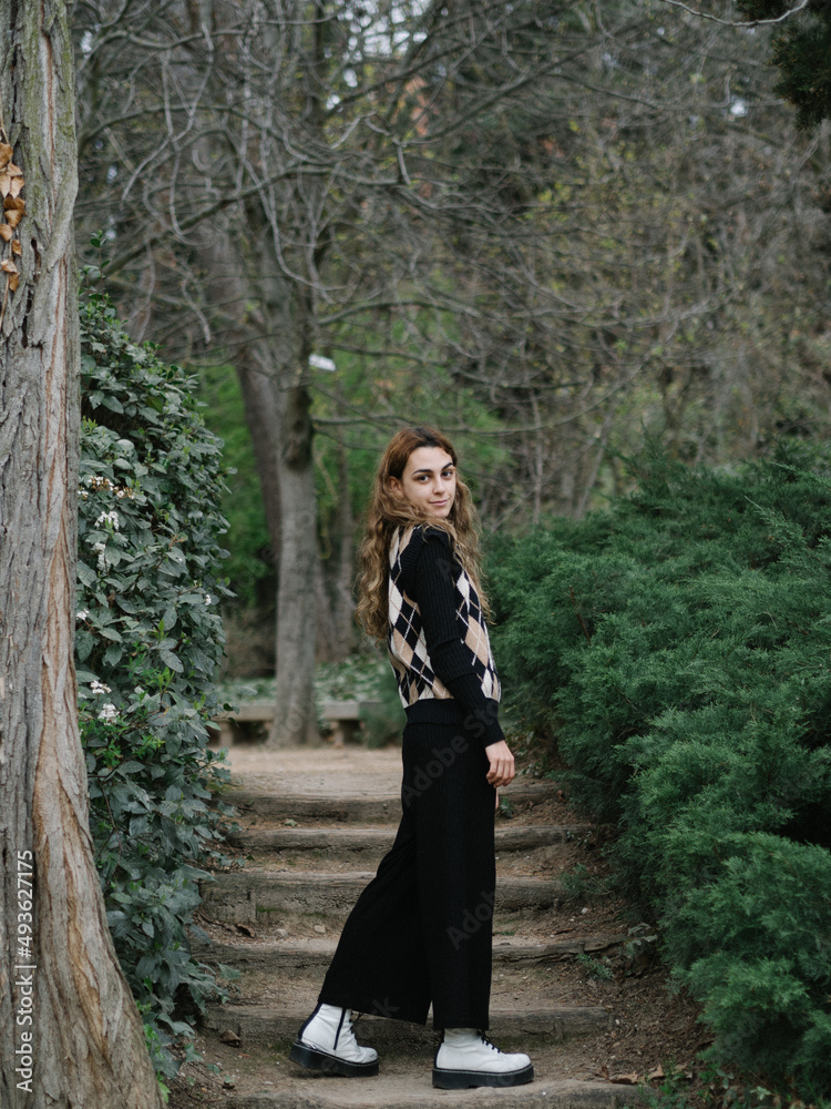 mujer joven posando en unas escaleras de un bosque mujer joven posando en unas escaleras de un bosque