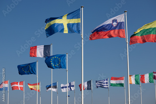 ensemble de drapeaux de l'union européenne. Au centre, le drapeau de l'Europe et le drapeau français. Un beau ciel bleu en arrière plan photo