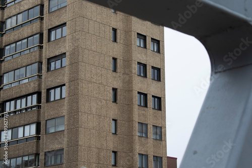 Bloques de pisos visto a través de una estructura.  photo