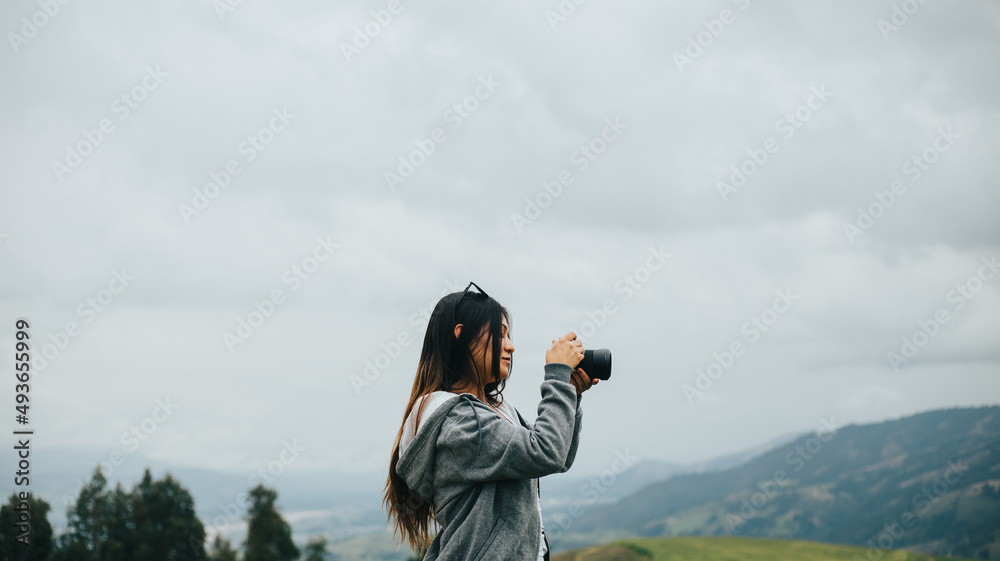 Joven fotógrafa mujer en una montaña. Concepto de Personas y Tecnología, Turismo. Joven fotógrafa mujer en una montaña. Concepto de Personas y Tecnología, Turismo.