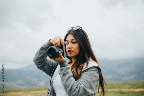 Joven fotógrafa mujer en una montaña. Concepto de Personas y Tecnología, Turismo. © artrolopzimages