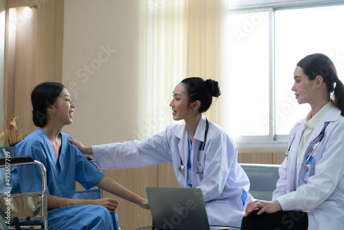 Photographie Two female doctors at an international hospital giving advice to convalescent pa
