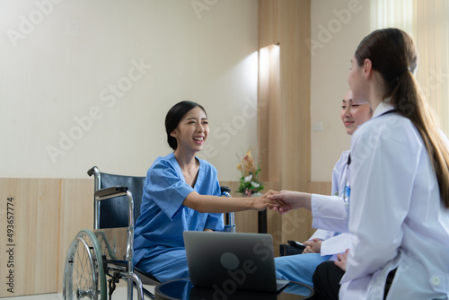 Photographie Two female doctors at an international hospital giving advice to convalescent pa