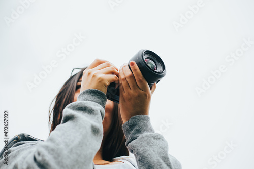 Joven fotógrafa mujer en una montaña. Concepto de Personas y Tecnología, Turismo.