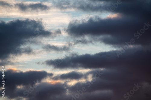 Tiefdunkelblaue Wolken vor blauem Morgenhimmel © Manuela Ewers