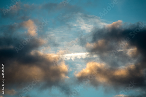 Tiefdunkelblaue Wolken vor blauem Morgenhimmel