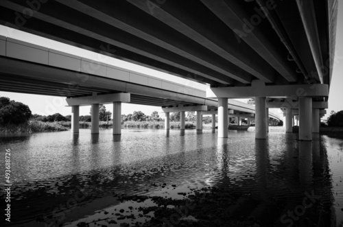 Black and white bridge © Thanh