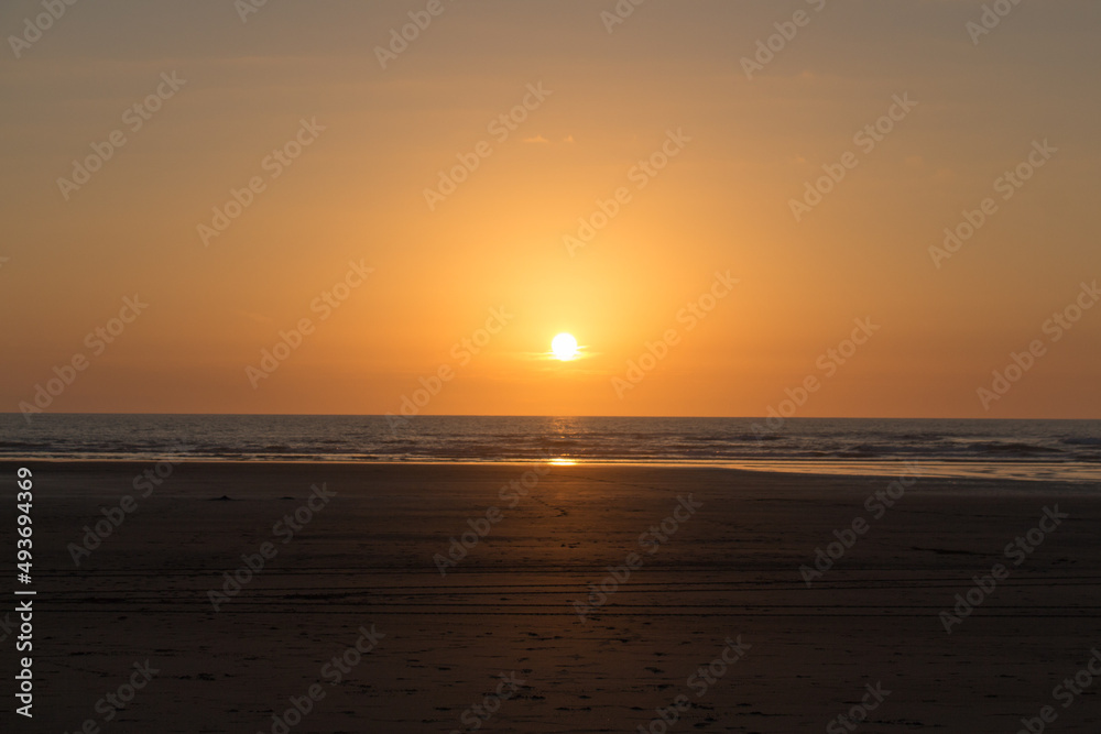 Twilight before the sun sets over Tasman sea, New Zealand. Twilight before the sun sets over Tasman sea, New Zealand.