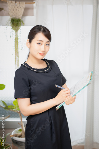 メモを取るエスティシャンの女性