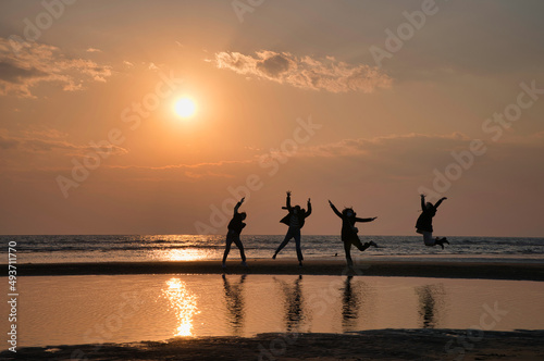 四国香川県三豊市にある父母ケ浜（チチブガハマ）の夕日