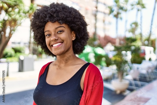 Cuadro en lienzo Young african american girl smiling happy standing at the city.