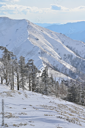 四国徳島県にある日本百名山「剣山」の冬景色 © kamatari