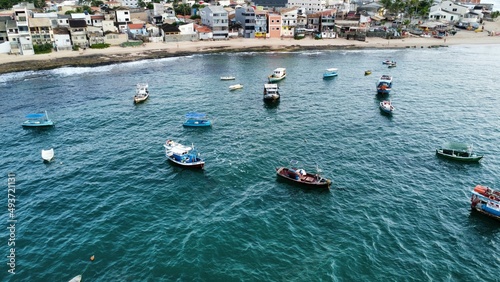 Mar com barcos em Arembepe Bahia