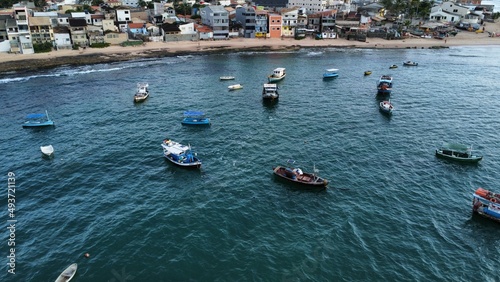Mar com barcos em Arembepe Bahia