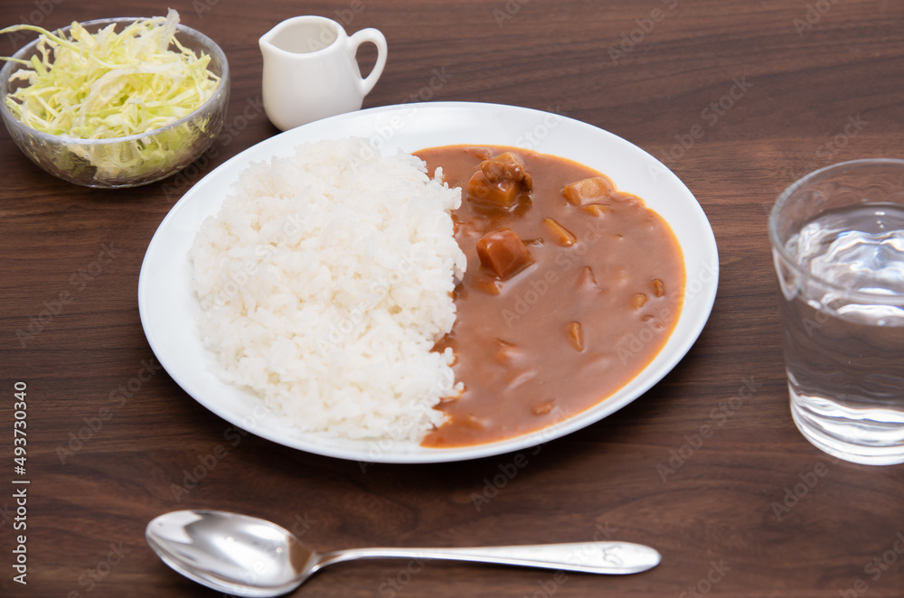 丸皿に盛り付けたカレーライス 丸皿に盛り付けたカレーライス
