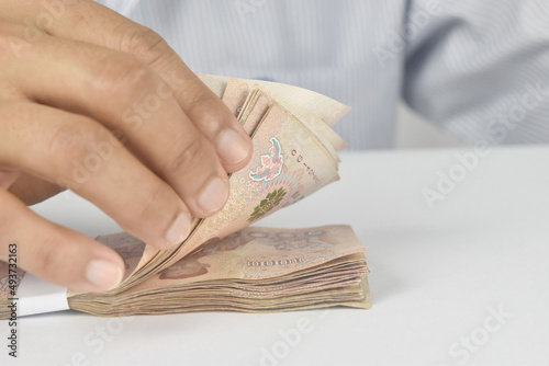 Cuadro en lienzo Hand man holding manny thai money in hand.