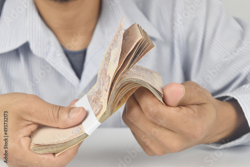 Fotografía Hand man holding manny thai money in hand.