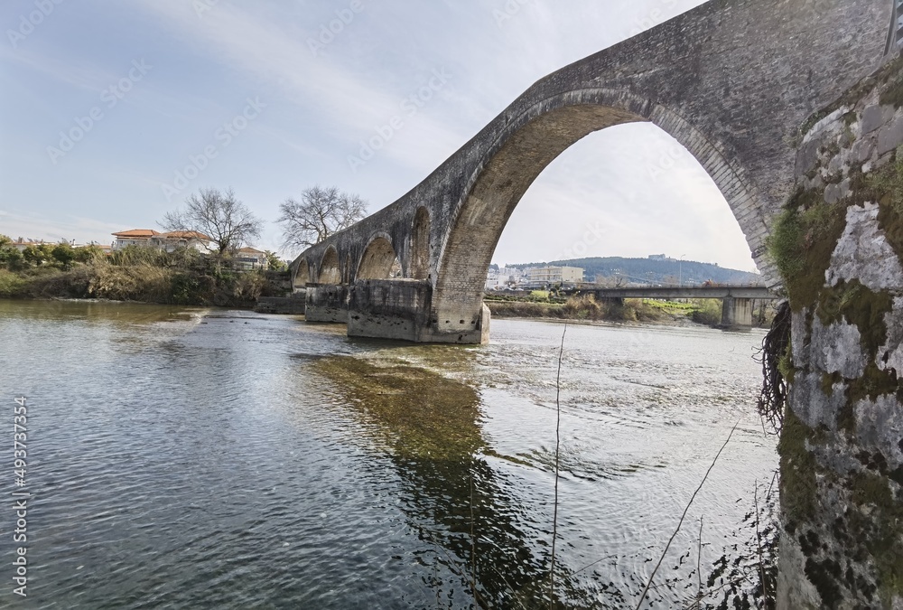 Fototapeta premium bridge arched in arta city on arahthos river in greece