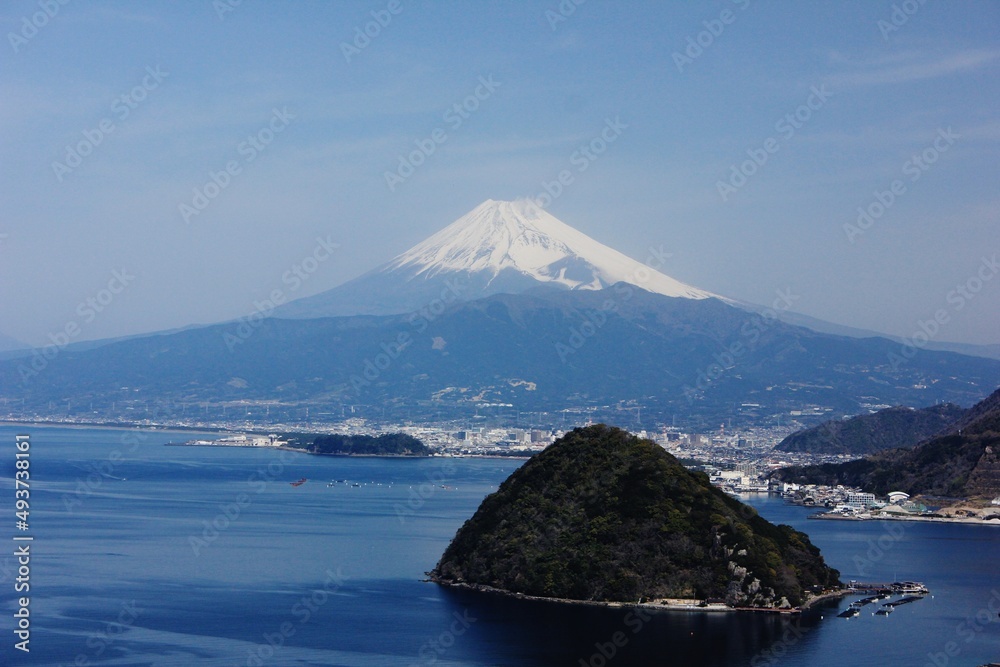 沼津・内浦の風景。内浦重須見晴台より内浦湾と淡島、富士山を望む。