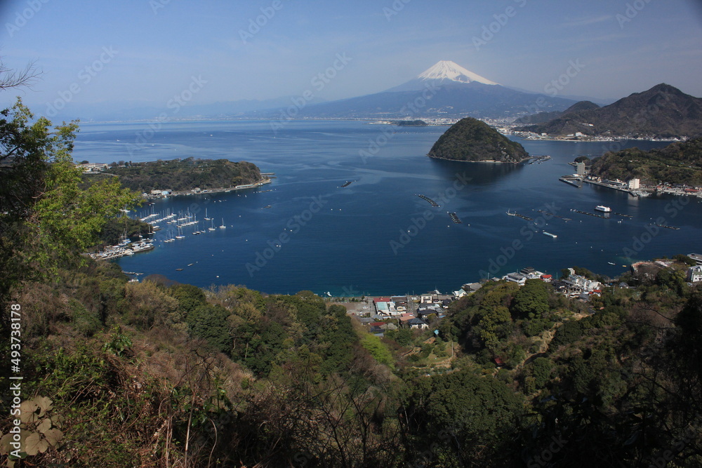 沼津・内浦の風景。内浦重須見晴台より内浦湾と淡島、富士山を望む。