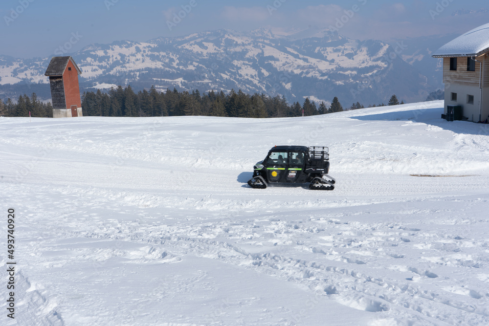 Welcome to high alpine snow capital, Winter in the Saas Valley,
Activities for young and old, snow sports enthusiasts, adventurers, pleasure-seekers and all those who appreciate and love nature.