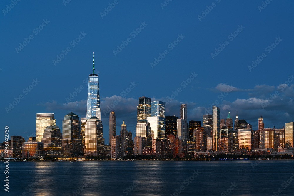 Fototapeta premium Panoramic view of New York downtown centre and skyscrapers at night