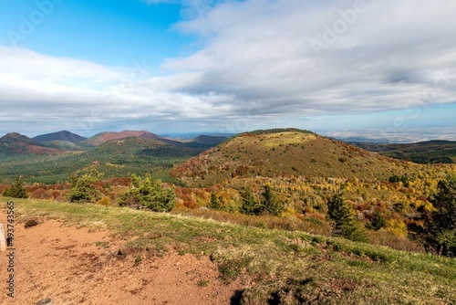 Le volcan du puy des Goules depuis le puy de Pariou avec toutes ses forets colorées d'orange par une belle journée d'automne photo