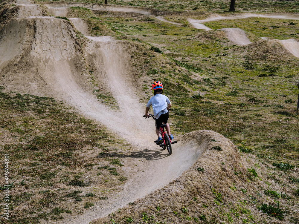 Obraz premium BMX練習する少年