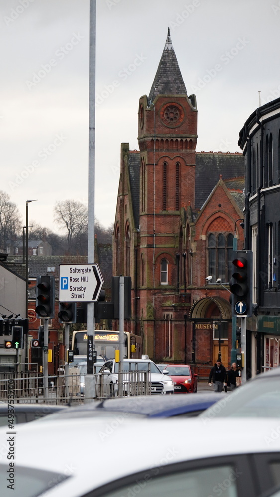 Obraz premium Traffic and building in chesterfield