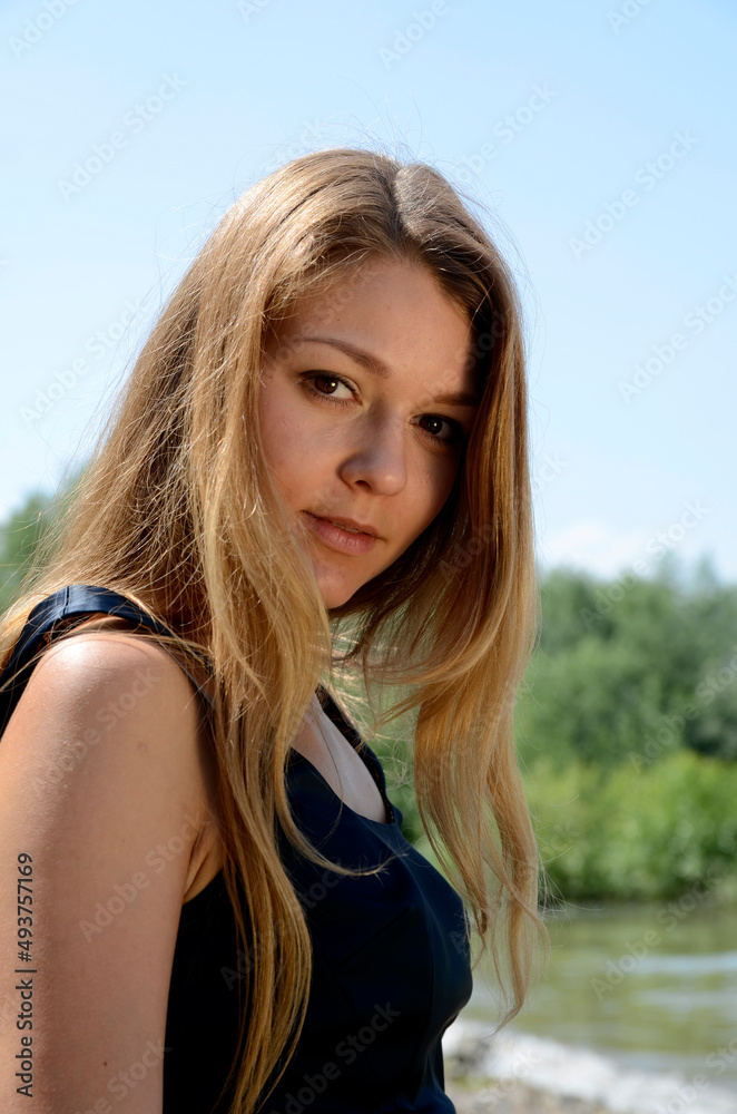 junge hübsche Frau im Frühling, lange Haare, Kleid, junge hübsche Frau im Frühling, lange Haare, Kleid,