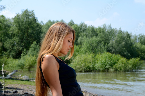 junge hübsche Frau im Frühling, lange Haare, Kleid,  © R+R