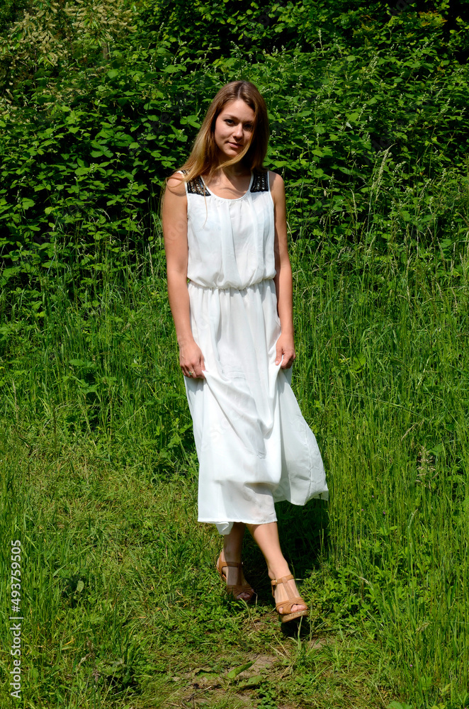junge hübsche Frau im Frühling, lange Haare, Kleid, junge hübsche Frau im Frühling, lange Haare, Kleid,