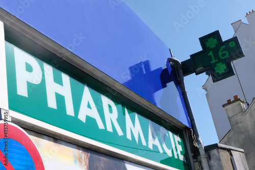 Enseigne de pharmacie française avec une croix indiquant la température photo