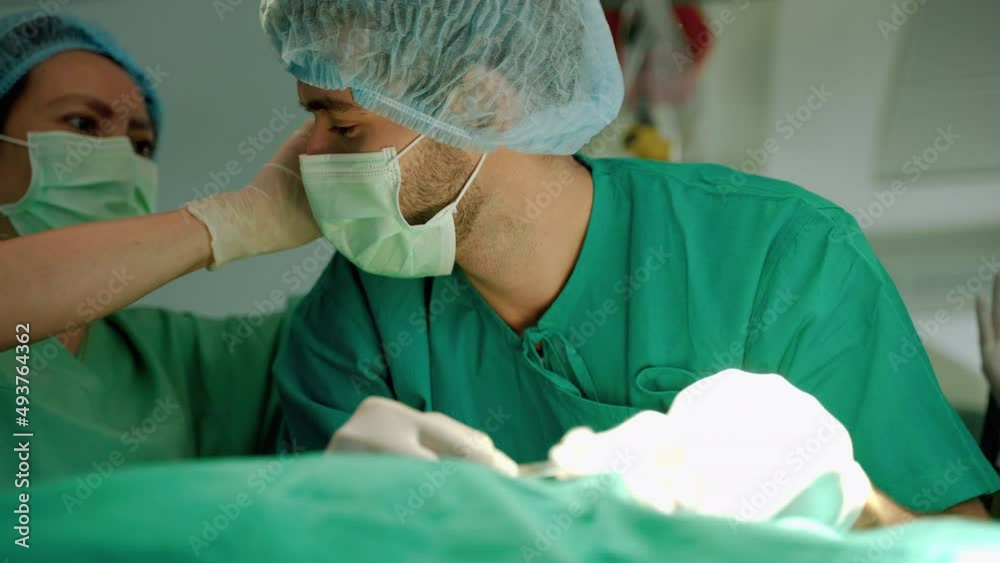 urse is mopping a doctor's sweat in the operating room. After taking the surgery for a long time, the doctor sweated from excitement.
